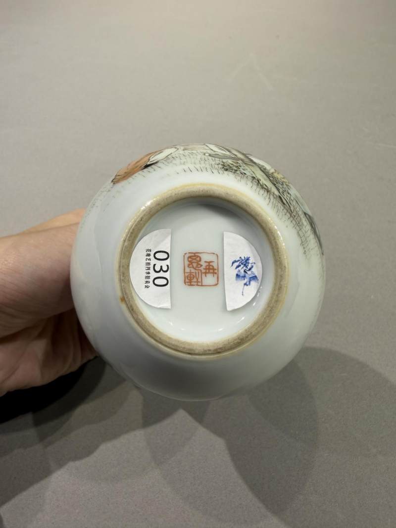    刘希任 粉彩高仕图小天球瓶 - 图5