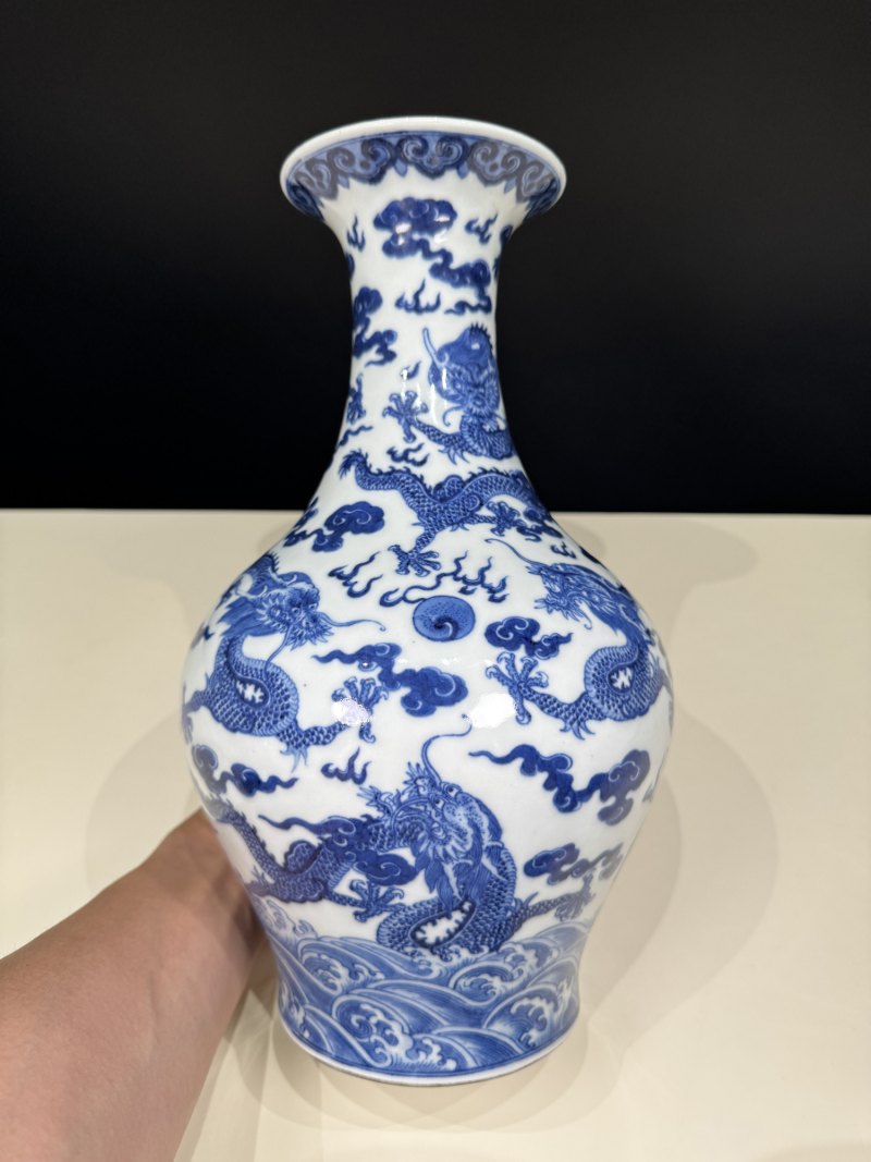 清嘉庆 青花九龙纹橄榄瓶 - 图5