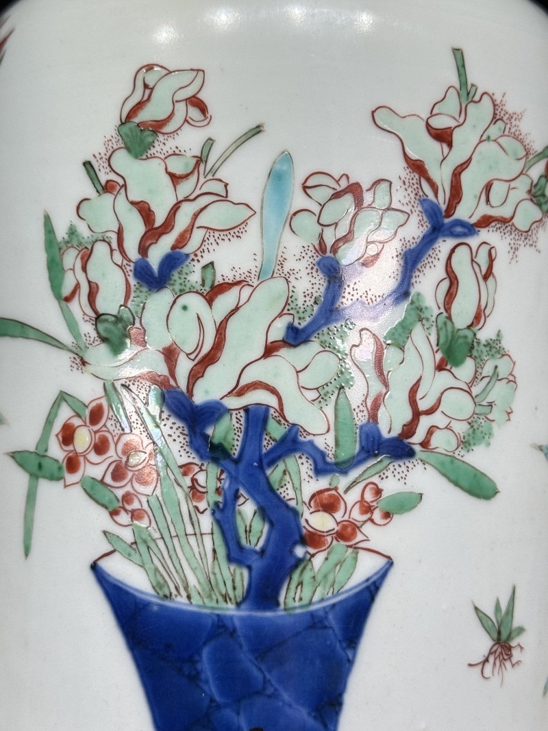 明崇祯 青花五彩博古清供花蝶纹筒瓶 - 图10