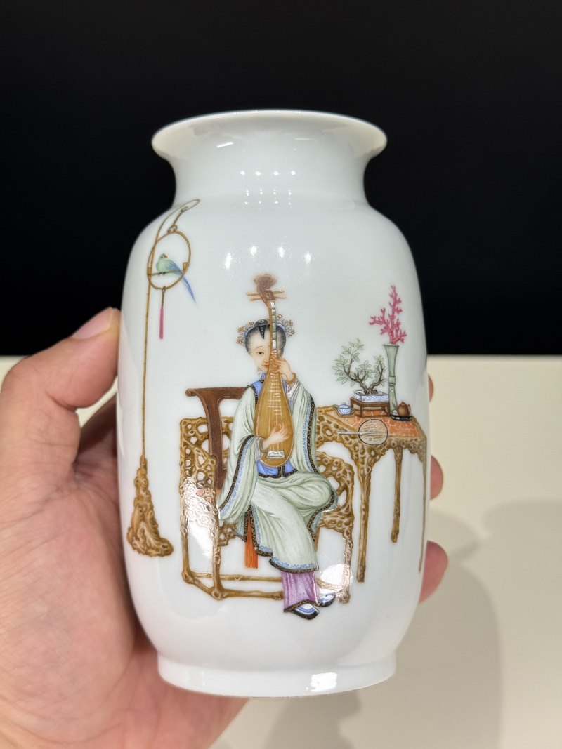 民国 洪宪御制珐琅彩仕女图瓶 - 图5
