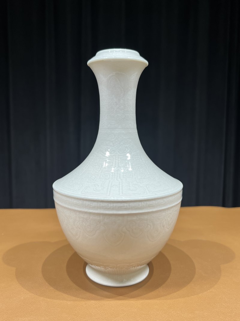 清乾隆 白釉仿定饕餮纹盖碗尊 - 图3