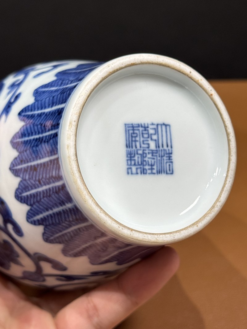 清乾隆 青花缠枝花卉纹贯耳瓶 - 图15