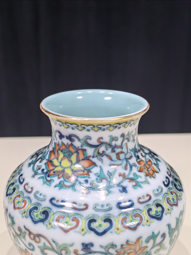 清乾隆 斗彩穿花龙纹小尊 - 图12