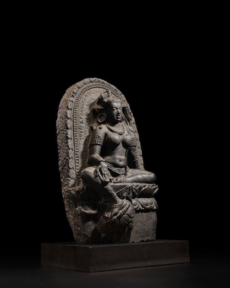 印度東北部 帕拉時期 約十世紀 黑石綠度母像 | A BLACKSTONE STELE OF SYAMATARA - 图6