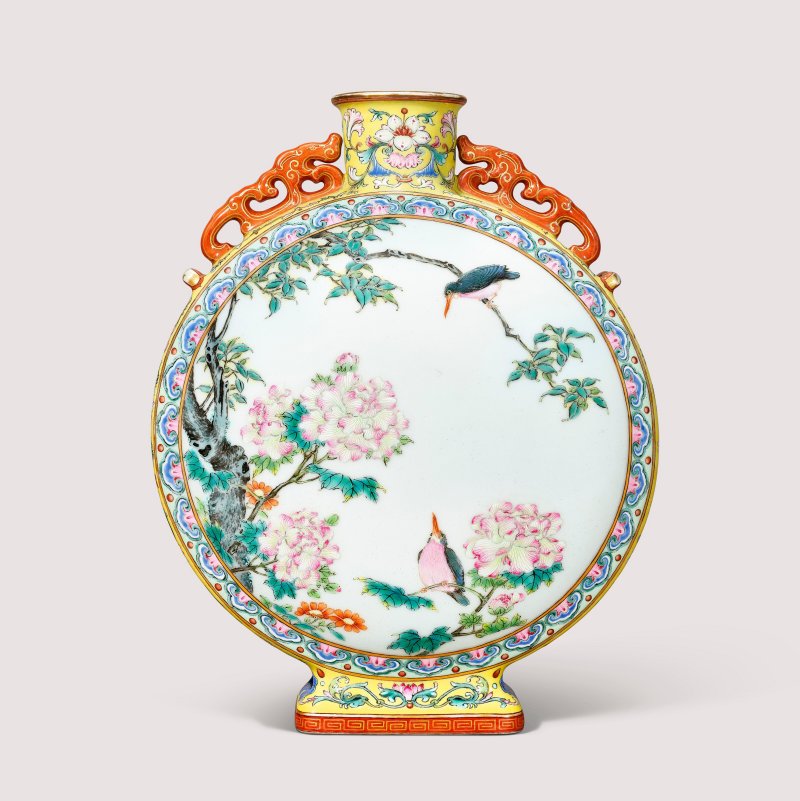 清乾隆 洋彩開光海晏河清圖夔龍耳抱月瓶 六字篆書款  QIANLONG SIX-CHARACTER SEAL MARK IN UNDERGLAZE BLUE AND OF THE PERIOD (1736-1795) - 图1