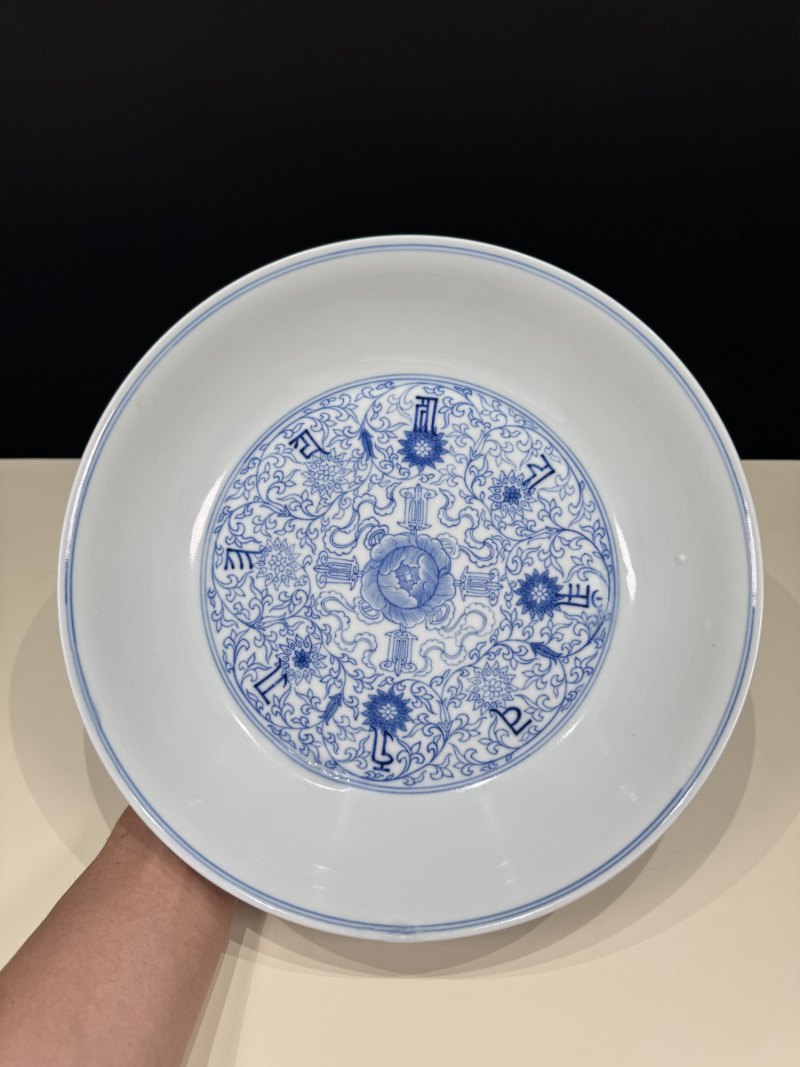 清雍正 青花莲托梵文大盘 - 图4