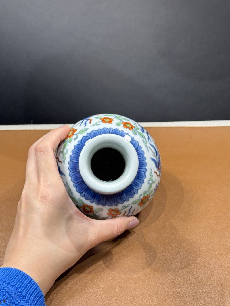 清雍正 青花加洋彩龙凤呈祥小赏瓶 - 图11