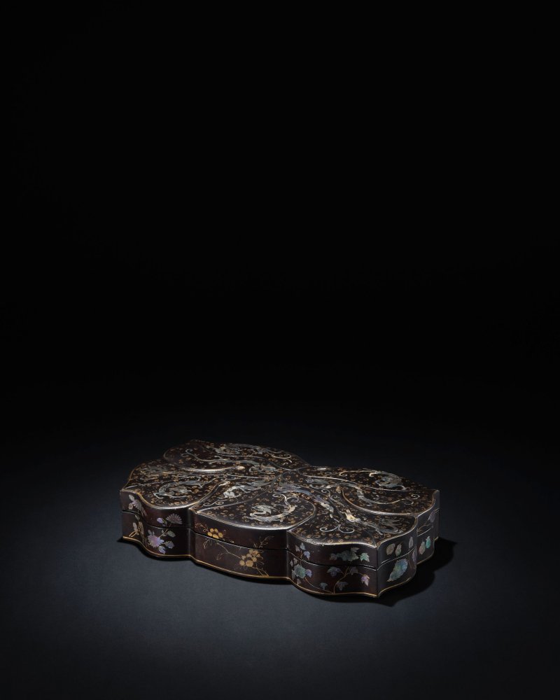 清康熙　黑漆嵌螺鈿十龍圖葉式蓋盒 | A SUPERB BLACK LACQUER MOTHER-OF-PEARL INLAID 'DRAGON' BOX AND COVER - 图5