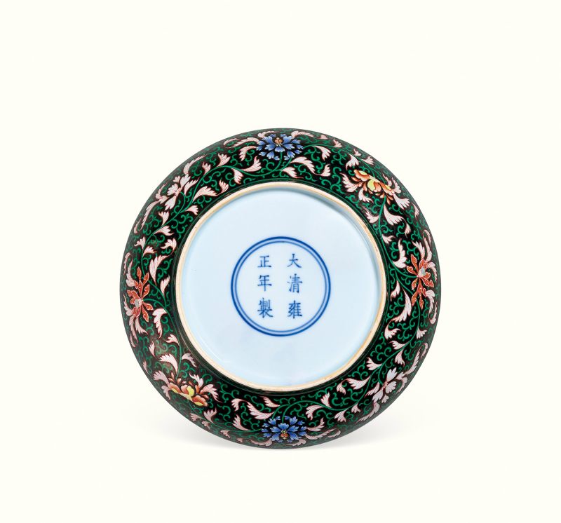 清雍正 墨地粉彩缠枝莲纹盘 - 图1