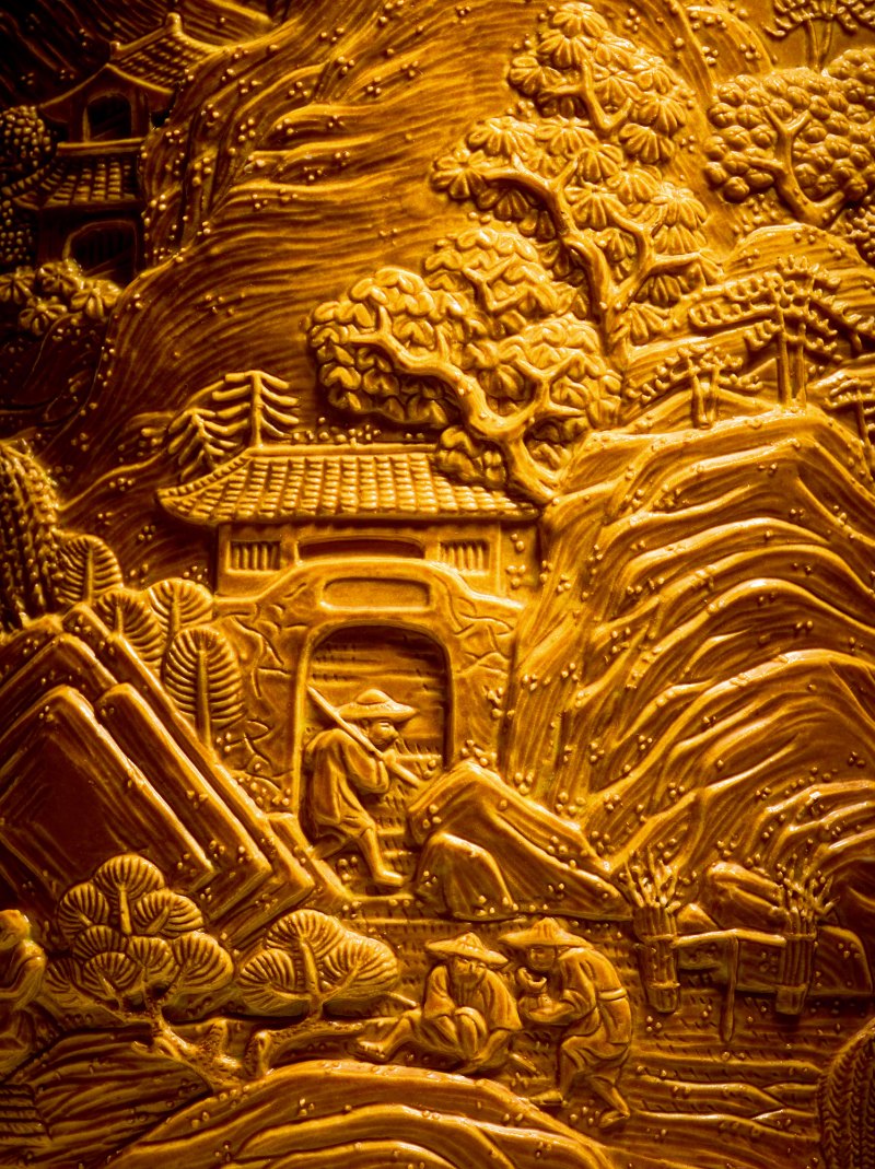 清道光 黄釉仿竹雕瓷山水人物图笔筒 - 图6