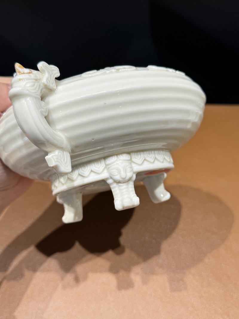 明 德化窑白釉双龙耳簋式三足炉一对 - 图14