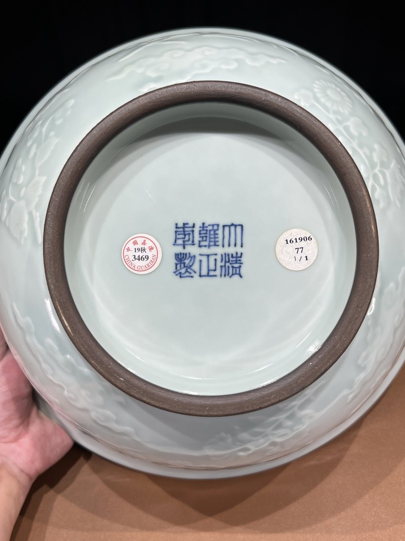 清雍正 粉青釉浮雕折枝花果纹大碗 - 图12