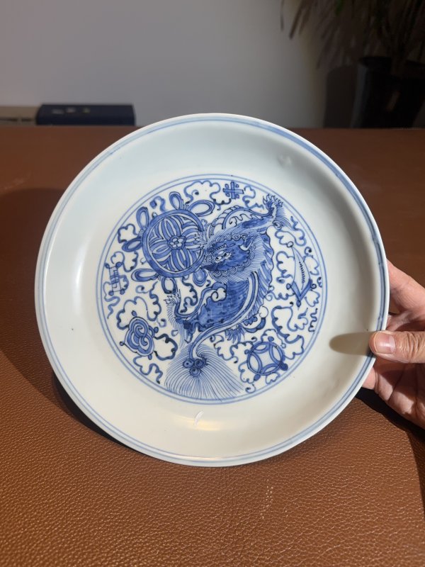 明万历 青花狮子滚绣球纹盘 - 图3