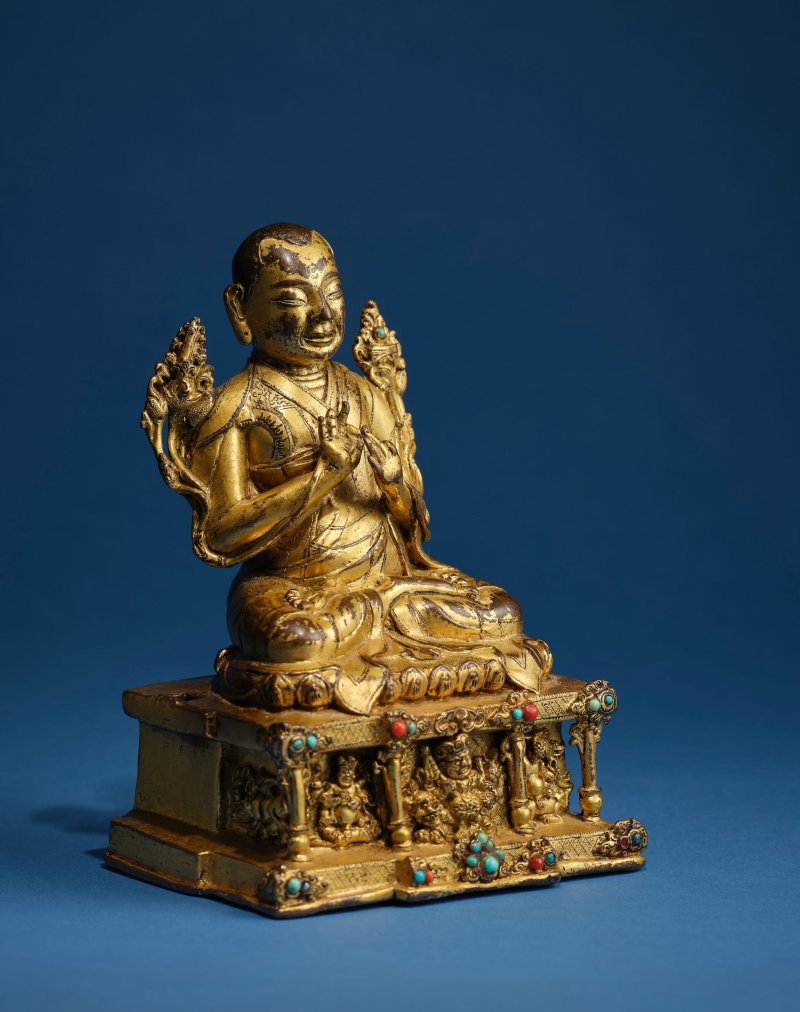 西藏 十五世紀 銅鎏金宗喀巴像 | A GILT COPPER ALLOY FIGURE OF TSONGKHAPA - 图4