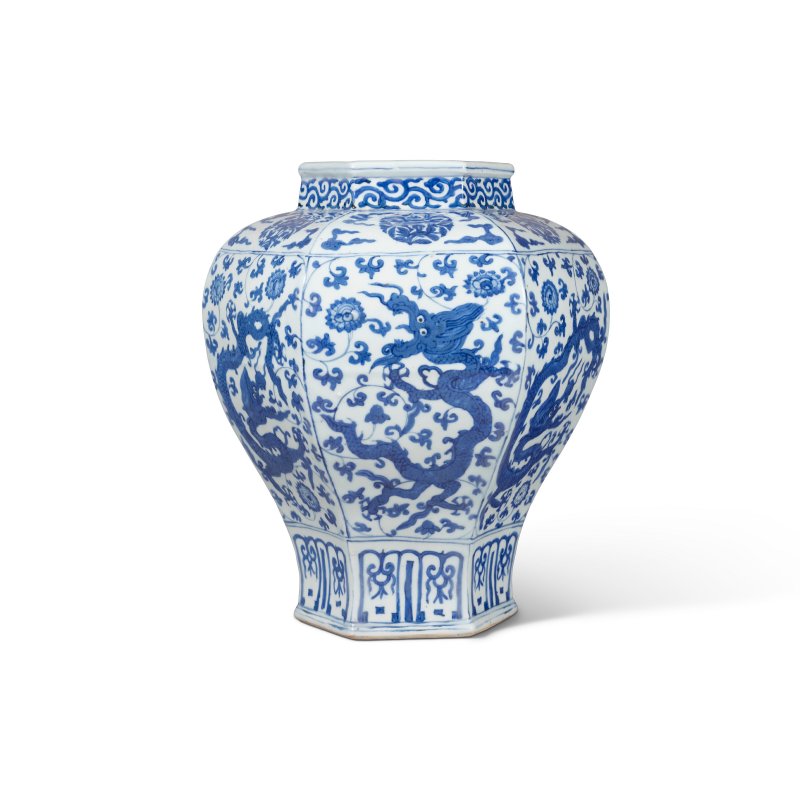 明嘉靖 青花龍穿花紋六方罐 雙圈六字楷書款  JIAJING SIX-CHARACTER MARK IN UNDERGLAZE BLUE WITHIN A DOUBLE CIRCLE AND OF THE PERIOD (1522-1566) - 图2