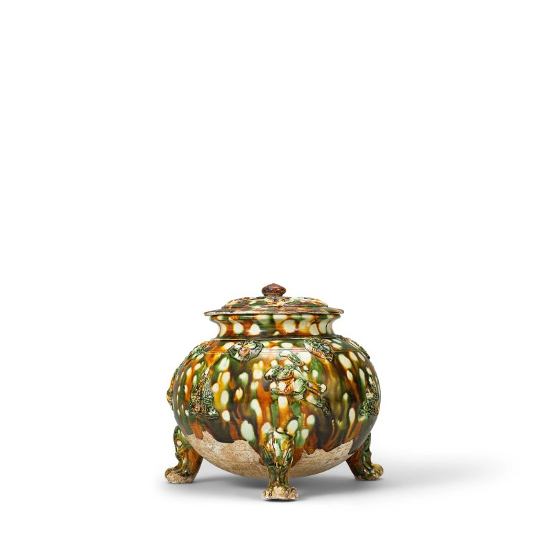 唐　三彩貼花馬球紋三足蓋罐 | A RARE SANCAI-GLAZED AND APPLIQUÉ-DECORATED 'POLO PLAYERS' TRIPOD VESSEL AND COVER - 图1