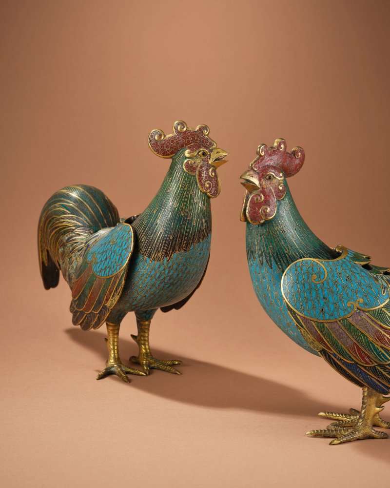 清乾隆　掐絲琺瑯天雞式爐一對 | A SUPERB PAIR OF CLOISONNÉ ENAMEL COCKEREL INCENSE BURNERS AND COVERS - 图4