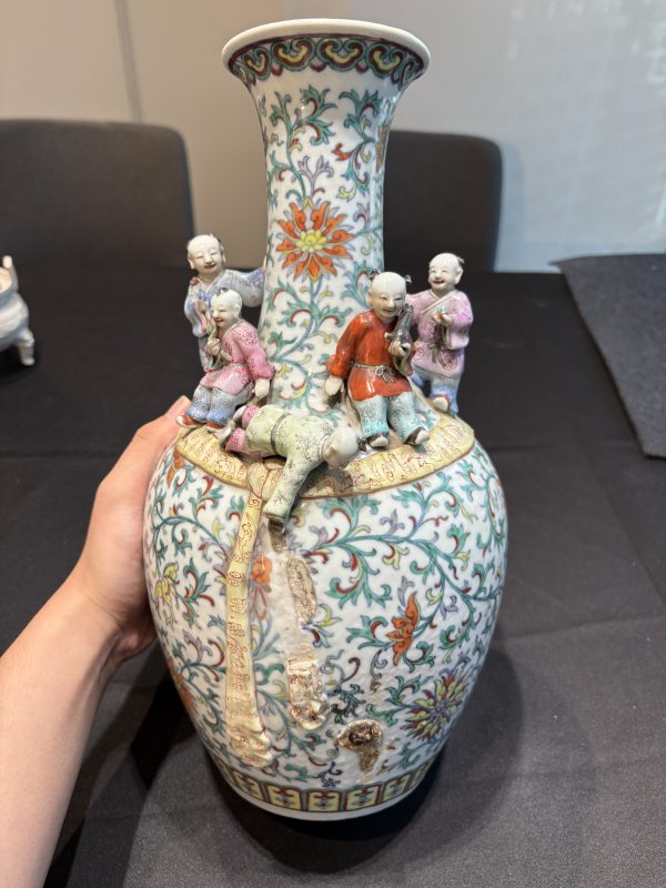 清乾隆鬥彩加粉彩貼塑童子瓶 - 图8