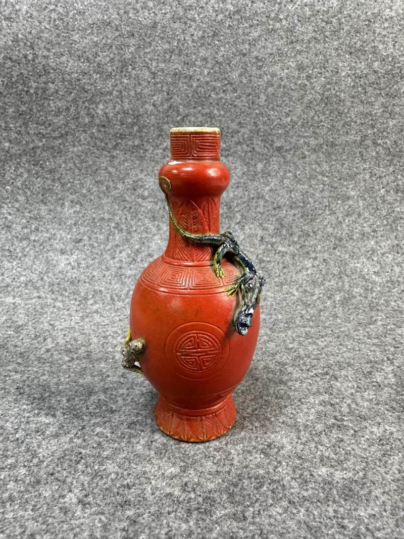    珊瑚红蟠螭纹瓶 - 图2