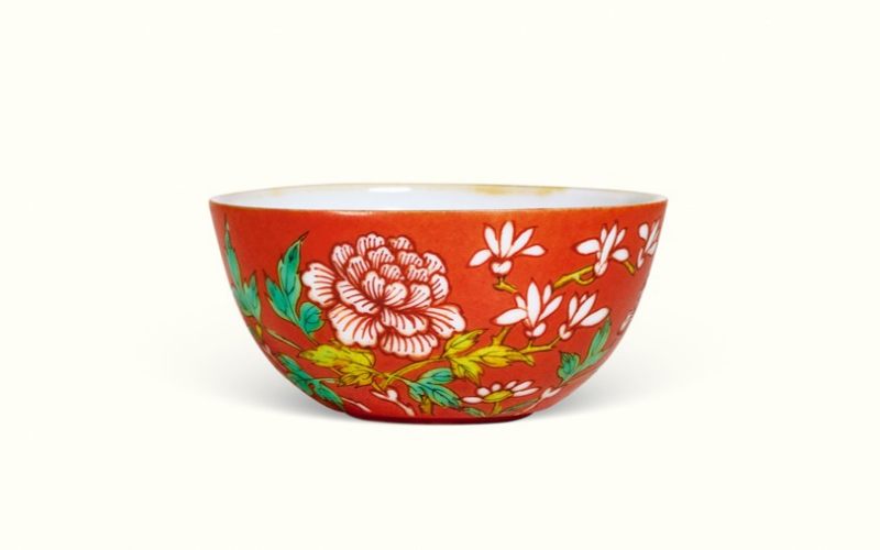 清乾隆 珊瑚红地粉彩花蝶纹卧足杯 - 图2