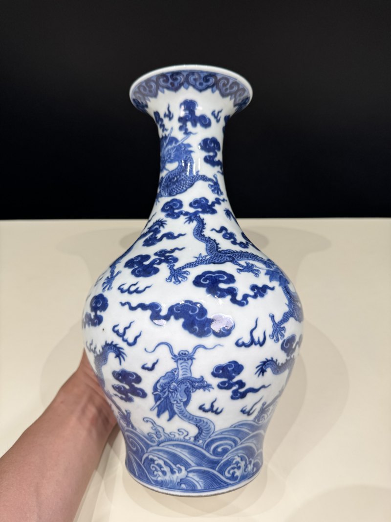 清嘉庆 青花九龙纹橄榄瓶 - 图6