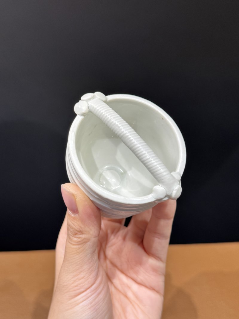 明 白釉弦纹提篮形小缸 - 图6