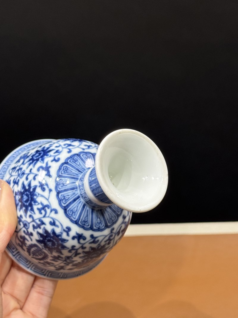 清乾隆 青花内梵文六字真言外莲托八宝纹高足杯 - 图12