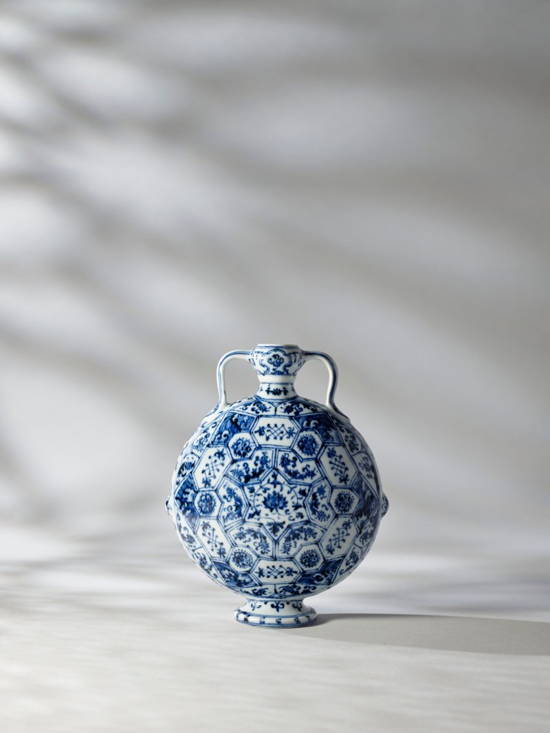 明永樂 青花花卉錦紋如意耳扁壺  YONGLE PERIOD (1403-1425) - 图5
