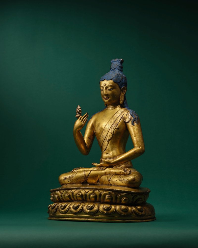 西藏 十五世紀 銅鎏金持寶手菩薩像 | A GILT COPPER ALLOY FIGURE OF RATNAPANI - 图6
