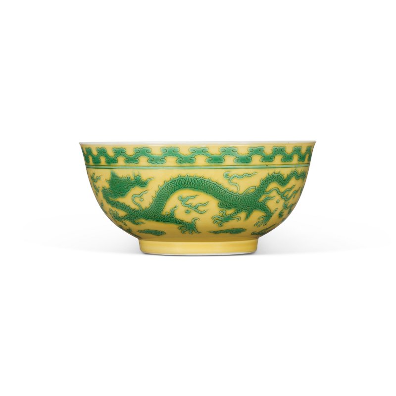 清雍正 黃地綠彩刻雙龍趕珠紋盌 雙圈六字楷書款  YONGZHENG SIX-CHARACTER MARK IN UNDERGLAZE BLUE WITHIN A DOUBLE CIRCLE AND OF THE PERIOD (1723-1735) - 图2