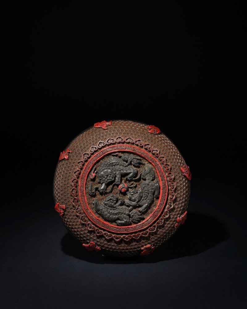 清乾隆　剔彩瑞獅紋圓蓋盒 | A RARE MULTI-COLOURED LACQUER 'BUDDHIST LIONS' CIRCULAR BOX AND COVER - 图3