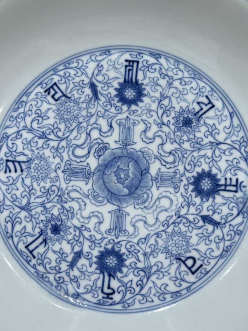 清雍正 青花莲托梵文大盘 - 图5