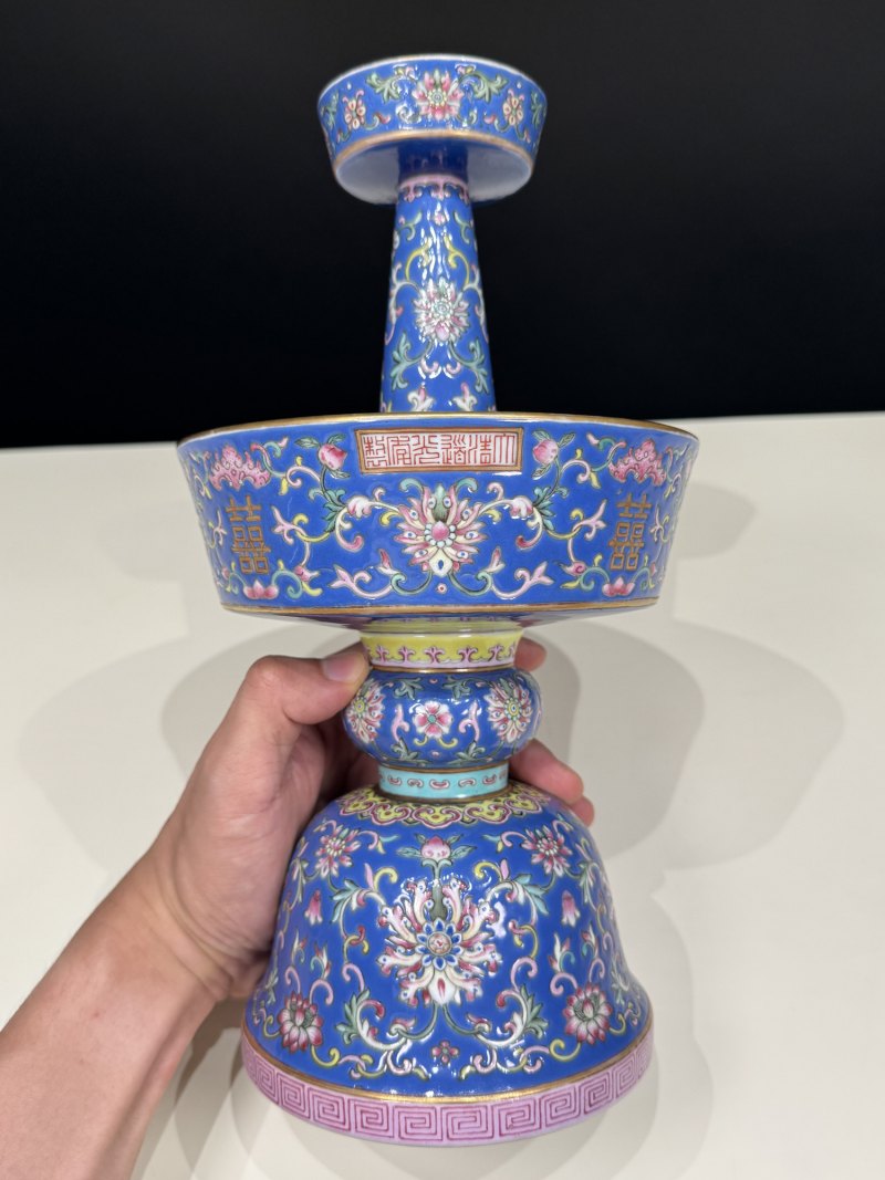 清道光 蓝地粉彩缠枝莲托双喜烛台一对 - 图19