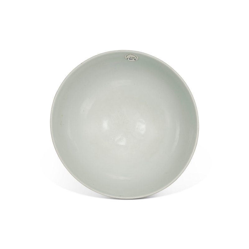 明宣德 甜白釉暗花蓮紋盌 雙圈六字楷書款  XUANDE SIX-CHARACTER MARK IN UNDERGLAZE BLUE WITHIN A DOUBLE CIRCLE AND OF THE PERIOD (1426-1435) - 图2