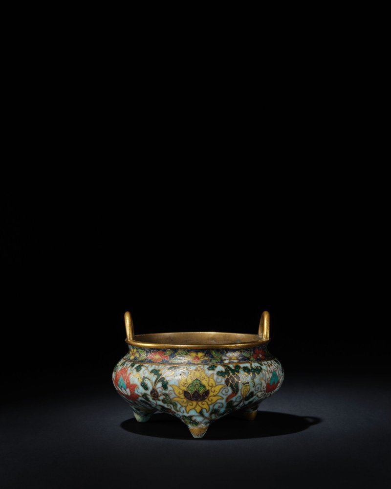 元/明早期　掐絲琺瑯纏枝蓮紋橋耳乳足爐 | A RARE CLOISONNÉ ENAMEL PALE-BLUE-GROUND TRIPOD INCENSE BURNER, DING