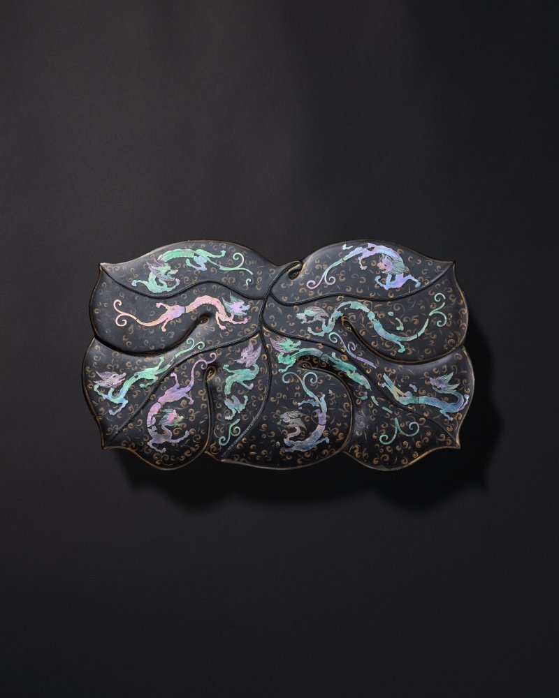 清康熙　黑漆嵌螺鈿十龍圖葉式蓋盒 | A SUPERB BLACK LACQUER MOTHER-OF-PEARL INLAID 'DRAGON' BOX AND COVER - 图6