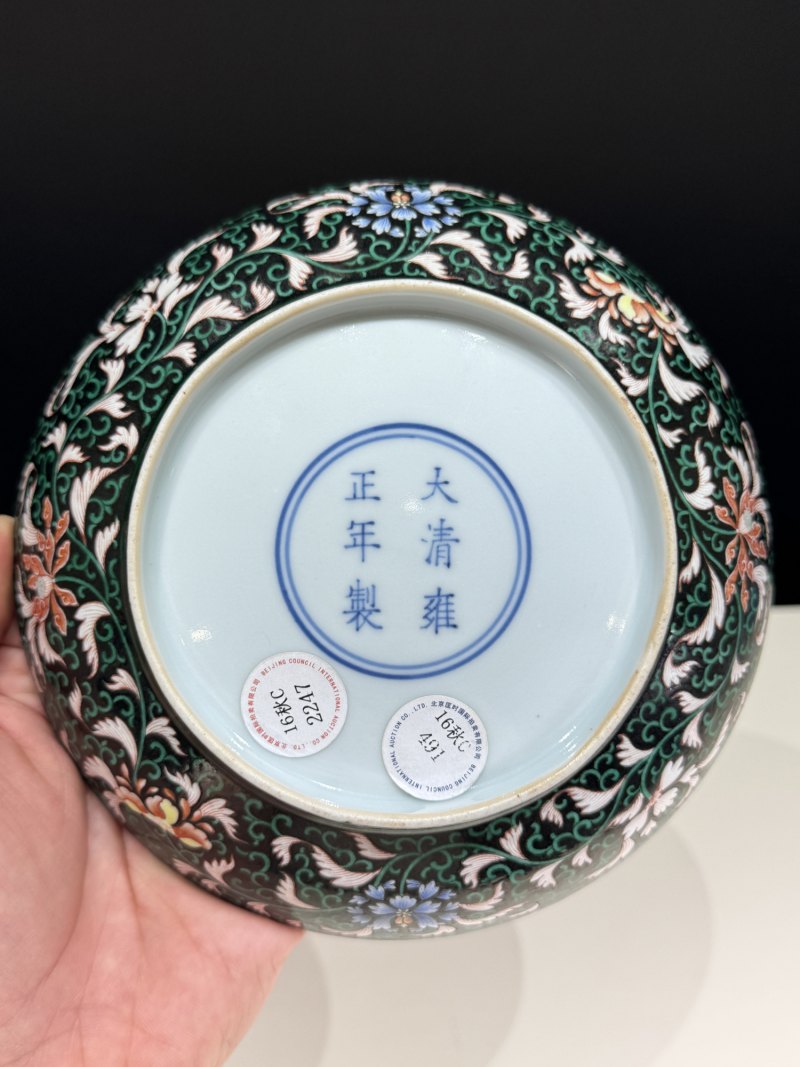 清雍正 墨地粉彩缠枝莲纹盘 - 图2