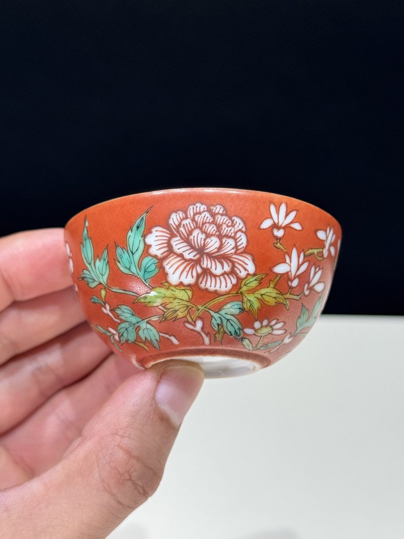 清乾隆 珊瑚红地粉彩花蝶纹卧足杯 - 图3