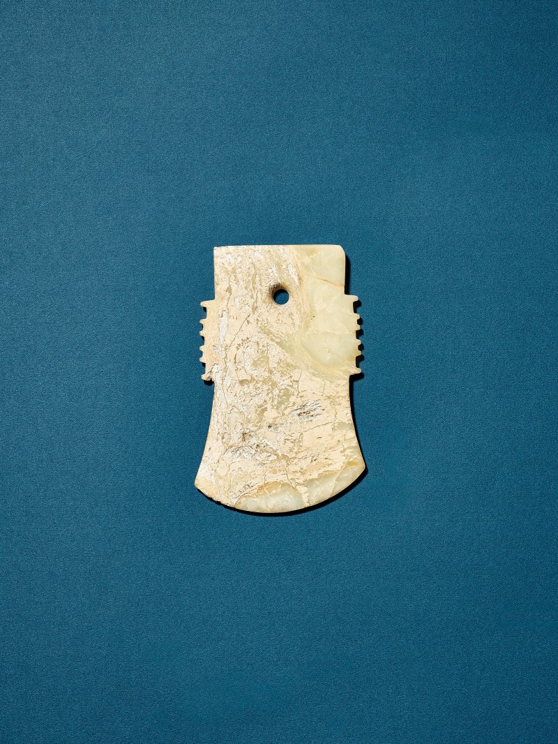 新石器時代或以後 玉戚  NEOLITHIC PERIOD (CIRCA 6500-1700 BC) OR LATER