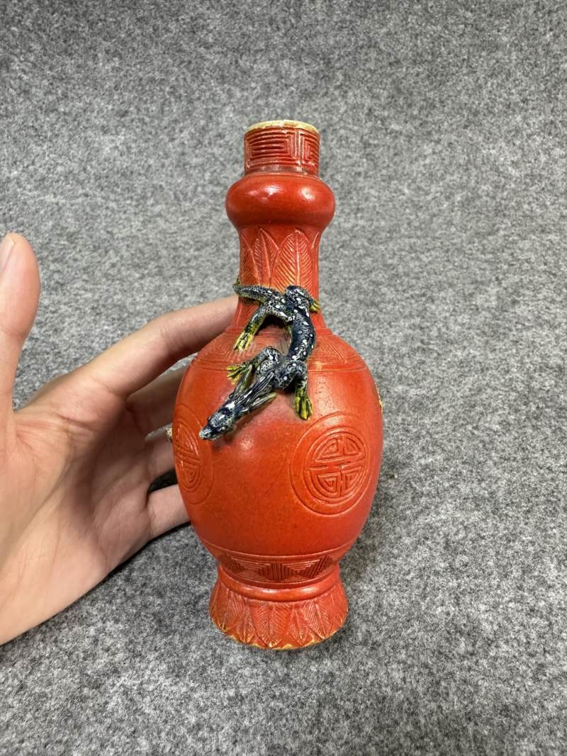    珊瑚红蟠螭纹瓶 - 图3