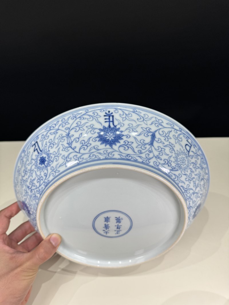 清雍正 青花莲托梵文大盘 - 图6