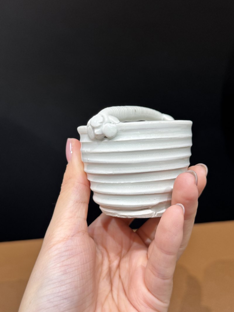 明 白釉弦纹提篮形小缸 - 图7