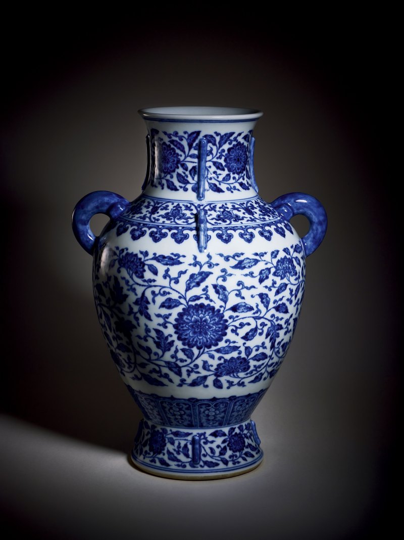 清乾隆 青花缠枝花卉纹出戟双耳尊 - 图2