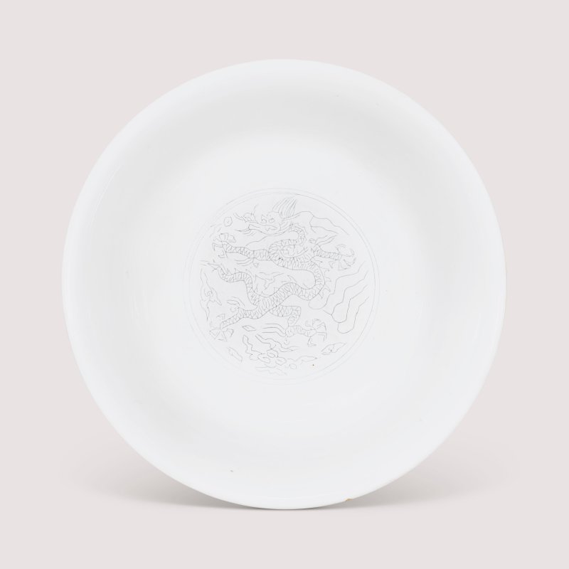 明嘉靖 白釉暗花龍紋大盌 雙圈六字楷書款  JIAJING SIX-CHARACTER MARK IN UNDERGLAZE BLUE WITHIN A DOUBLE CIRCLE AND OF THE PERIOD (1522-1566) - 图2