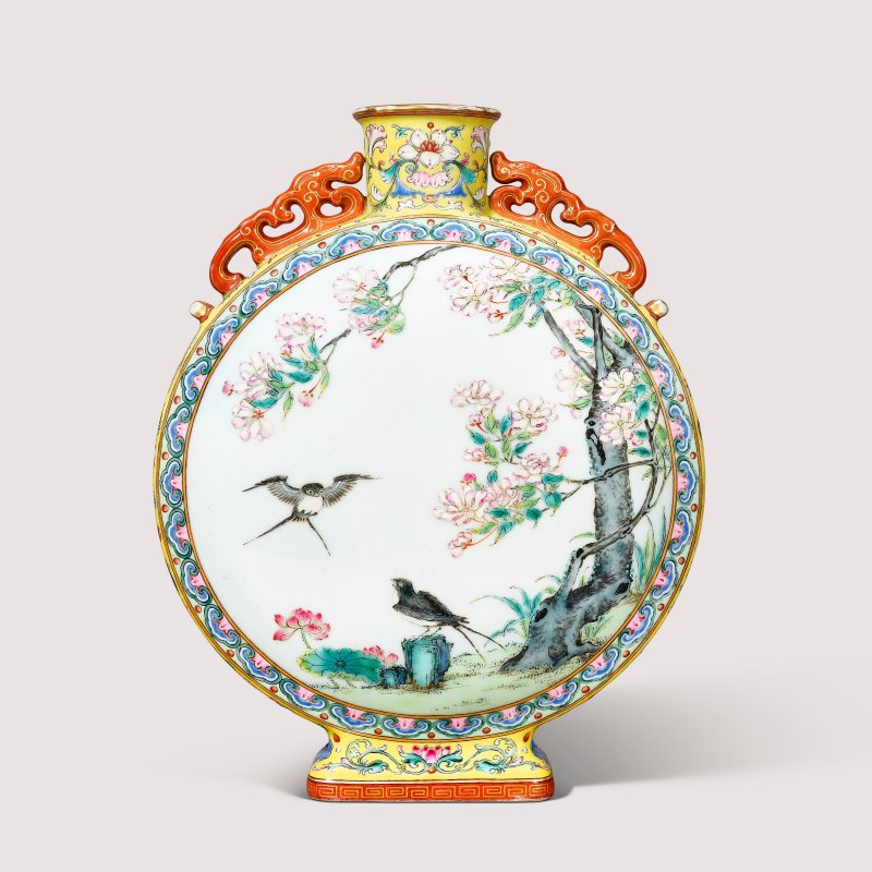 清乾隆 洋彩開光海晏河清圖夔龍耳抱月瓶 六字篆書款  QIANLONG SIX-CHARACTER SEAL MARK IN UNDERGLAZE BLUE AND OF THE PERIOD (1736-1795) - 图2