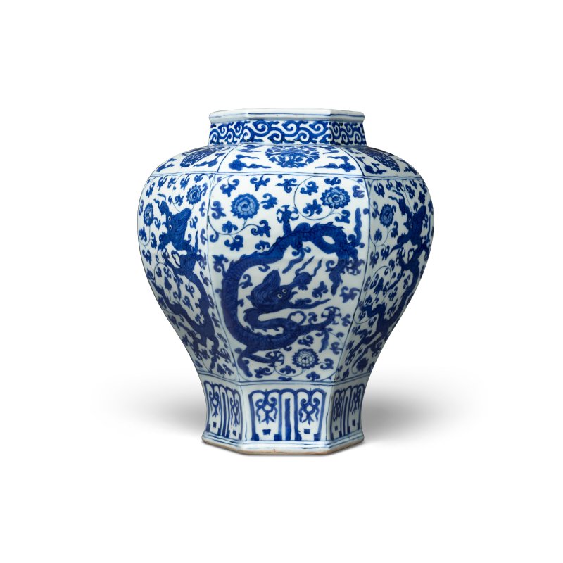 明嘉靖 青花龍穿花紋六方罐 雙圈六字楷書款  JIAJING SIX-CHARACTER MARK IN UNDERGLAZE BLUE WITHIN A DOUBLE CIRCLE AND OF THE PERIOD (1522-1566) - 图3