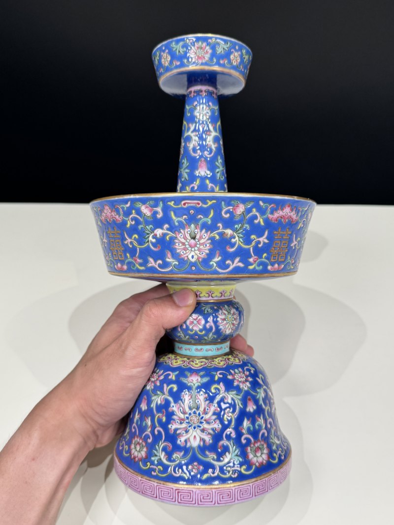 清道光 蓝地粉彩缠枝莲托双喜烛台一对 - 图20