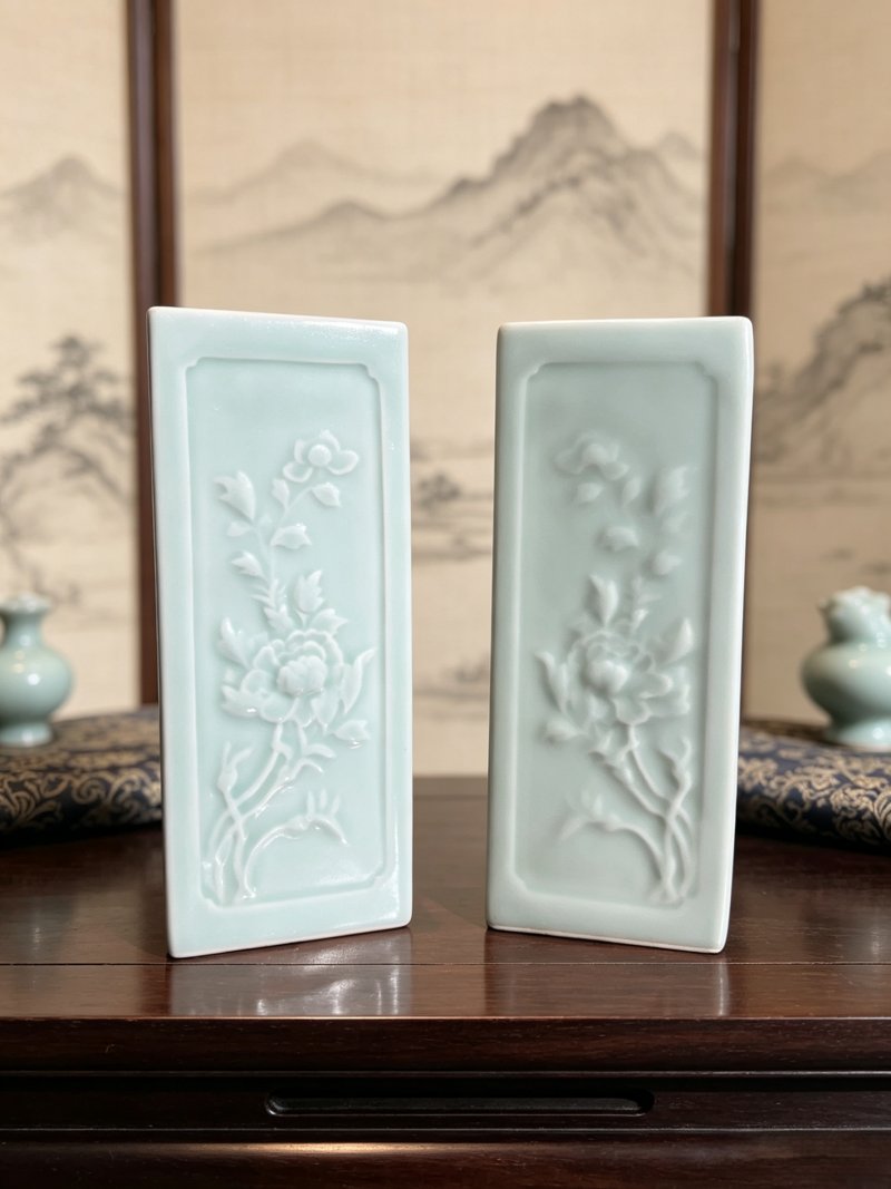 清晚期 青釉模印寿桃纹菱形瓶一对 - 图1