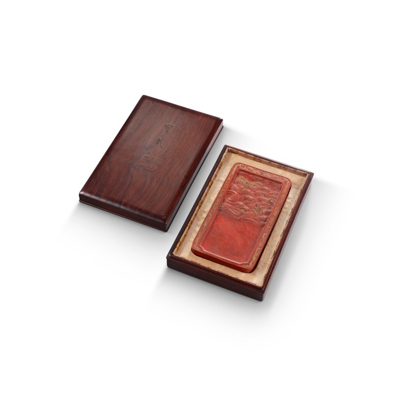 清乾隆 雙龍鬧海紋硯式硃墨 「大清乾隆年製」楷書款  QIANLONG MOULDED SIX-CHARACTER MARK AND OF THE PERIOD (1736-1795) - 图1