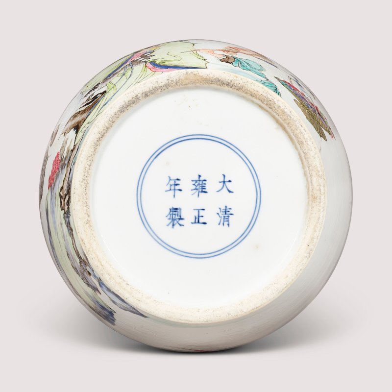 清雍正 洋彩松鶴遐齡採芝圖橄欖瓶 雙圈三行六字楷書款  YONGZHENG SIX-CHARACTER MARK IN THREE LINES IN UNDERGLAZE BLUE WITHIN A DOUBLE CIRCLE AND OF THE PERIOD (1723-1735) - 图4